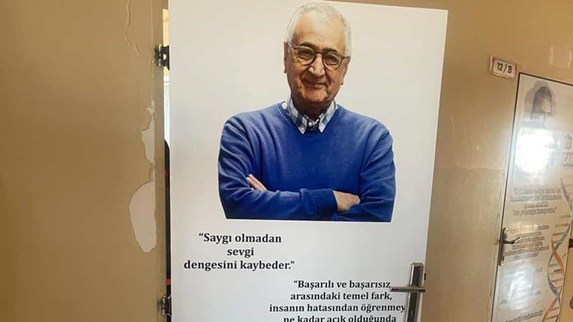 Okulda kapılara alanında ünlülerin posteriyle kaplandı